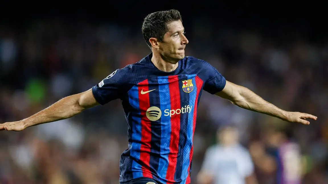 曼城鏖战波兰，莱万惊艳四座