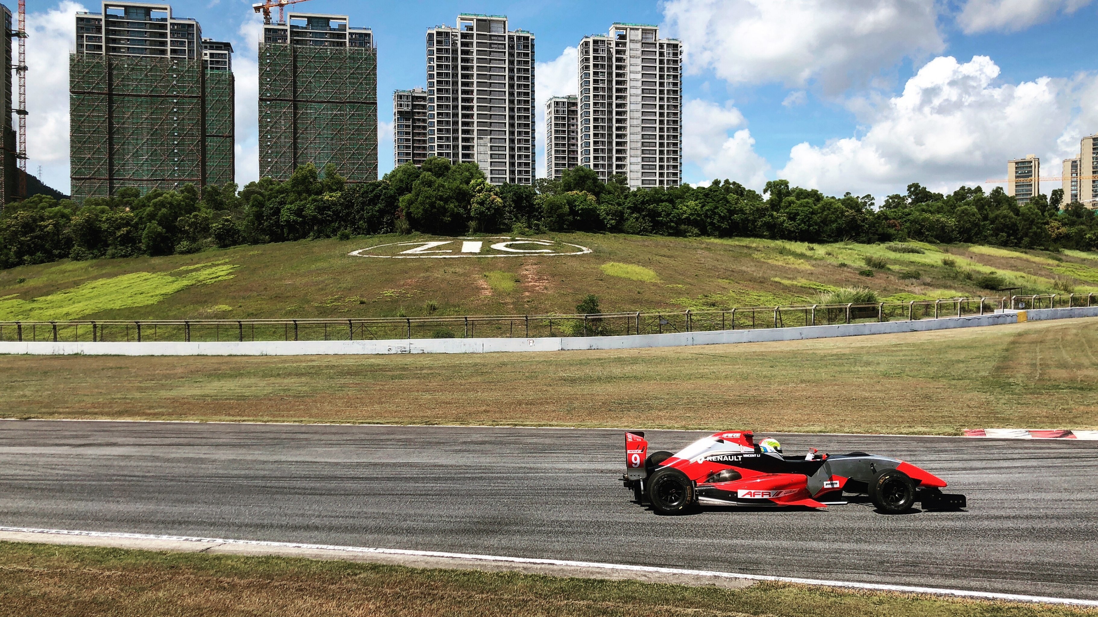 雷诺车队横扫威廉姆斯，佩雷兹统治全场