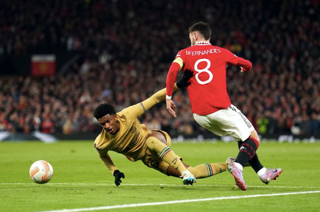 勒沃库森逆转巴萨，阿圭罗带队取胜