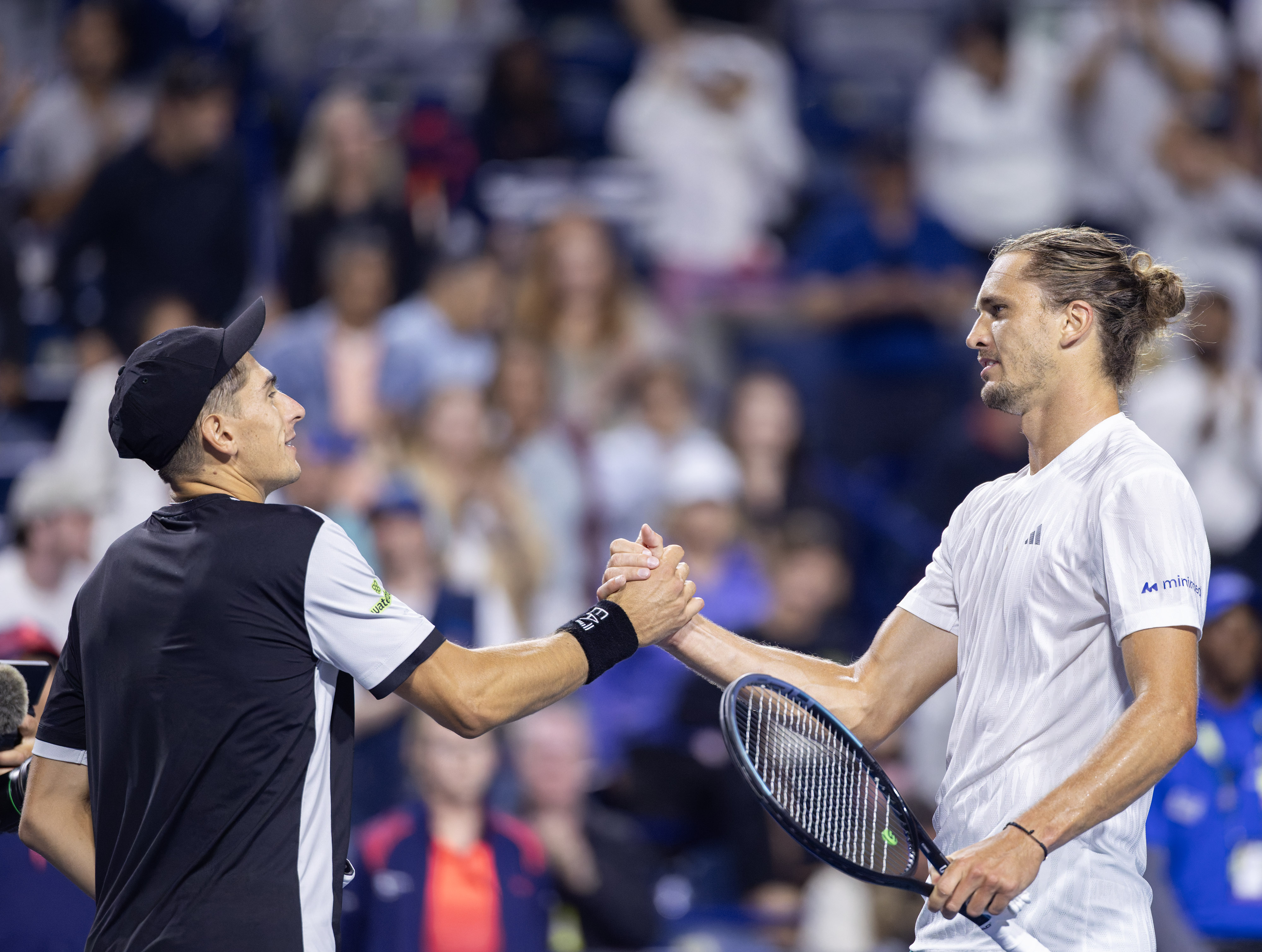 法网险胜拉沃尔杯,兹维列夫扛起全队 法网险胜拉沃尔杯,兹维列夫扛起全队