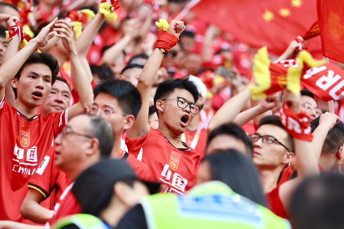 顶级足球俱乐部在国际赛场上勇敢挑战，激情澎湃