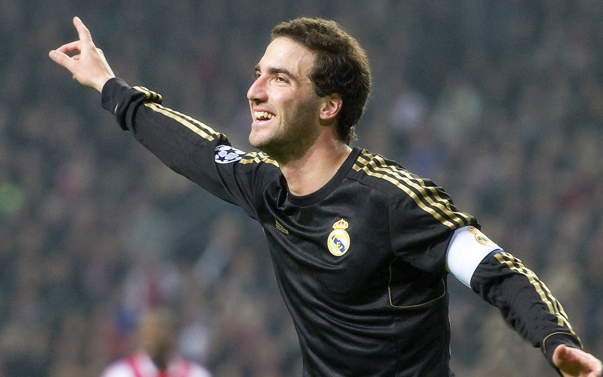 绿茵场与硬木地，当意甲焦点战遇见雄鹿火力压制掘金